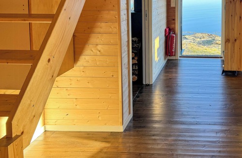Osteroy House | Family cabin close to the water near Mjøsvågen