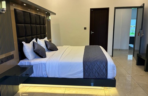 Chithirapuram Hotel | Family Castle Munnar