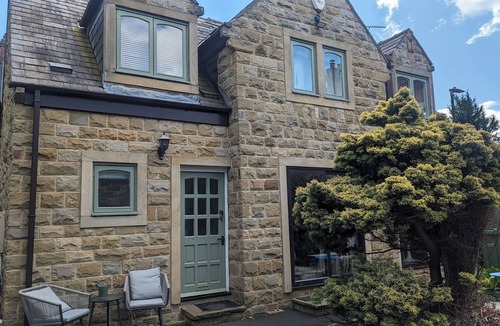 Headingley House | Family Centric, 3 brd detached home. Near Headingley Stadium, and Leeds centre.