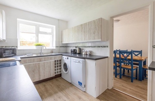 Witney House | Family & contractor friendly |4BR, private pa…