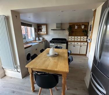 Middle Mayfield House | Family cottage - Alton towers
