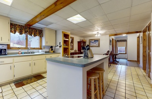 Mount Holly House | Family & Dog-Friendly Home, Full Kitchen, and High-Speed WiFi