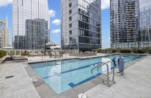 Sobro Apartment | Family Escape in SoBro | Rooftop Pool & Balcony | Steps to Country Music Hall