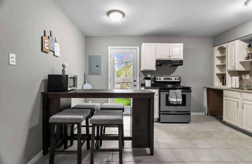 Gladstone House | Family Favorite 3BR FIFA Ready Near Airport & GEHA