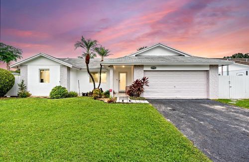 Homestead House | Family Favorite- Heated Pool, 2 Kings, Everglades