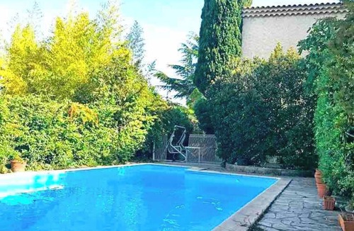 Saint-Mitre-les-Remparts House | Family home with large pool in Provence