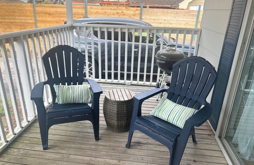 Riviera Beach Cottage | Family friendly 2-bedroom cottage 2 blocks from the beach