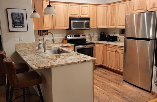 Dillon House | Family friendly 2 bedroom PLUS den! 15m walk to Dillon Amphitheater! 2 Hot tubs!
