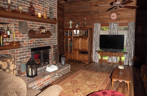 Fayetteville House | Family friendly 3-bedroom farmhouse in the Tennessee Valley near Fayetteville