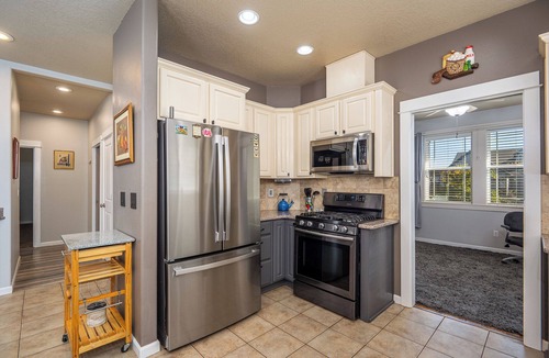 Canby House | Family Friendly 3BR/2BA Entire home + workspace