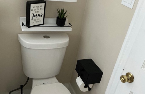 Meeting House Hill Apartment | Family-Friendly 3BR Apartment Close to Everything
