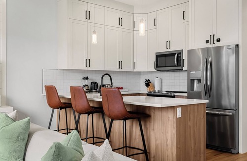 Glenbrook House | Family-friendly 3BR Calgary home, 13 min to downtown, with AC and deck