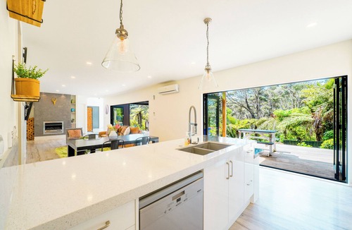 Dairy Flat House | Family Friendly 4 Bedrooms House in Dairy Flat