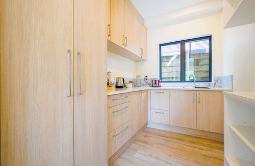 Dairy Flat House | Family Friendly 4 Bedrooms House in Dairy Flat