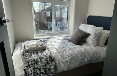 Trafford Apartment | Family-Friendly 4BR Home in Sale, Manchester - Garden & Double Driveway