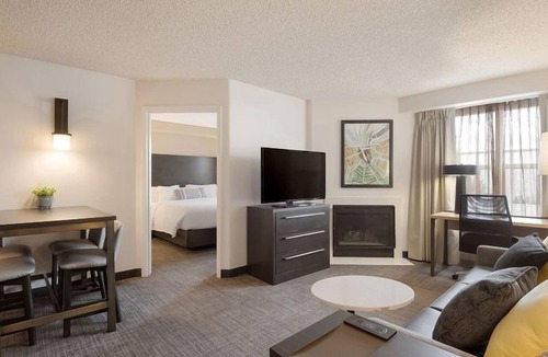 Reno/Tahoe Airport Hotel | Family-friendly Accommodation! w/Fully-equipped Kitchen and FREE Breakfast!