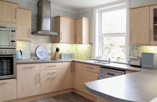 Felpham House | Family-friendly beach cottage, 5 minutes from the sea!
