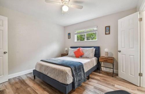 Largo Villa | Family Friendly Beach Escape - Modern Retreat near Beaches - Sleeps 6 - Fast WiFi