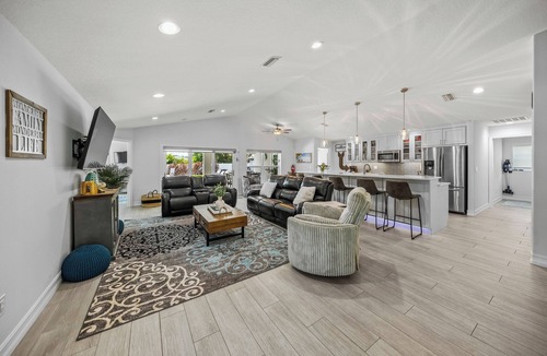 Palma Sola House | Family-Friendly Bradenton Home with Private Pool and Games - No Bad Daze