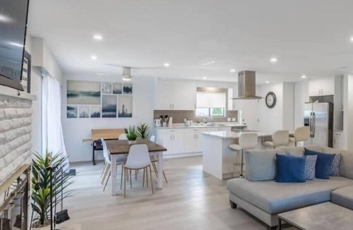 Regional District of Nanaimo House | Family Friendly, Central Downtown Qualicum Beach