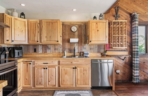 West Valley Cabin | Family-Friendly Cabin with Heated Pool & Sauna