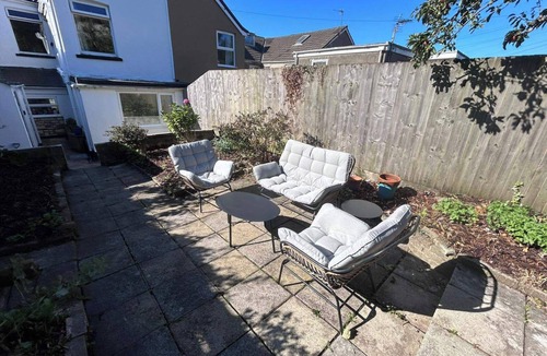 Sketty House | Family-friendly cosy home with a spacious garden