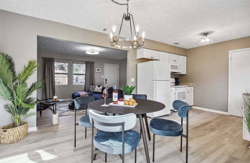 Savannah House | Family Friendly* Firepit * Dogs OK * Fenced Yard