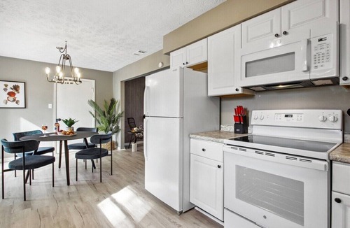 Savannah House | Family Friendly* Firepit * Dogs OK * Fenced Yard