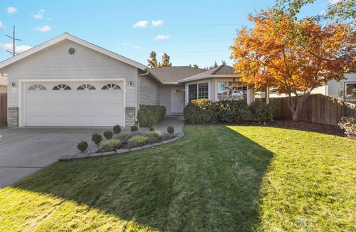 Central Point House | Family Friendly Great Location Inviting and Comfortable Lovely Clean Home