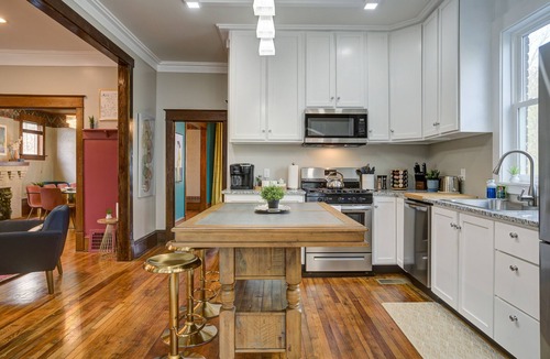 Johnson City House | ✨️Family Friendly Getaway✨️Small or Large Groups Welcome - Eclectic Design Gem!