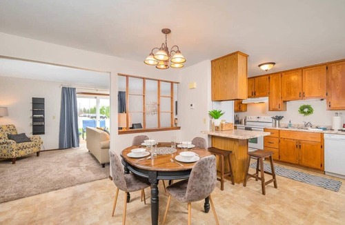 Appleton House | Family-Friendly Home 2 Min to Grocery & Highway