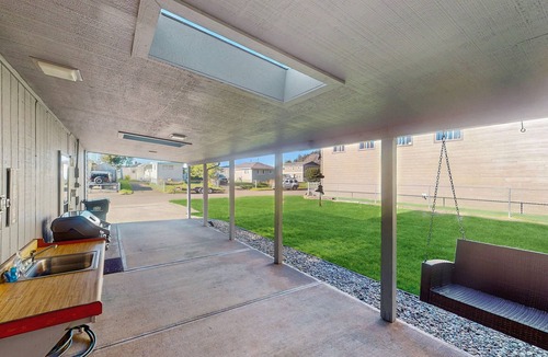 Winchester Bay House | Family friendly home near the ocean with a yard, gas grill, full kitchen, W&D