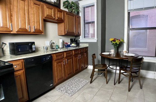 DeBaliviere Place Condo | Family-Friendly, King & Queen beds, steps to Metrolink+ Off-Street Parking