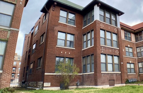 DeBaliviere Place Condo | Family-Friendly, King & Queen beds, steps to Metrolink+ Off-Street Parking