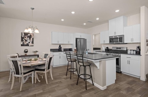 Clovis House | Family Friendly, Modern 3 Bedroom, Ideal for Long Term Stay in a Gated Community