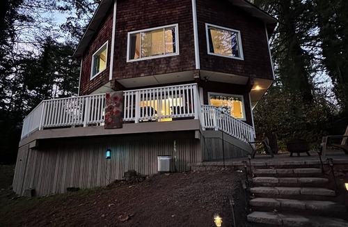 Yacolt Ski Chalet | Family Friendly Riverfront Retreat close to PDX with Hot Tub