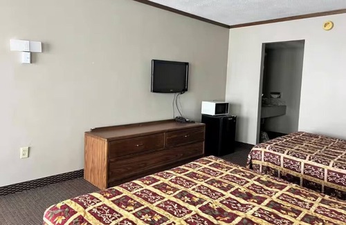 Devils Lake Hotel | Family-Friendly Room Perfect for a Relaxed Group Stay