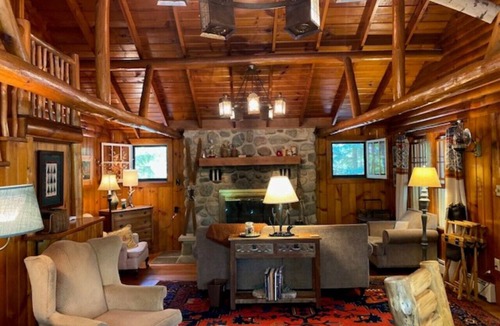 Three Lakes House | Family Friendly sleeps 14 comfortably
