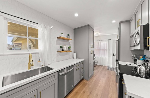 North Long Beach House | Family friendly SoCal Vacation Home- 10 min to airport! 20min to theme parks!