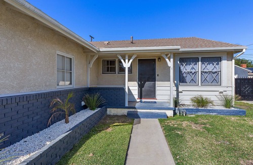 North Long Beach House | Family friendly SoCal Vacation Home- 10 min to airport! 20min to theme parks!