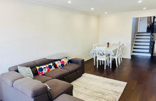 Humber Summit Apartment | Family - Friendly Space