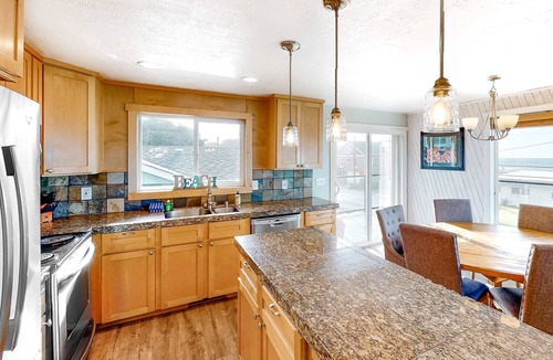Gleneden Beach House | Family friendly house with ocean view and private hot tub walk to beach dogs OK