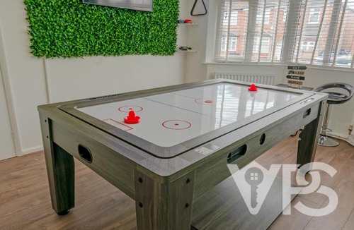 Braunstone House | Family Fun Retreat, Gaming Room, Garden & Sleeps 8
