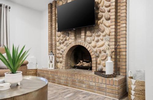 Cottonwood Heights House | Family Game Night Getaway Hot Tub and Billiards