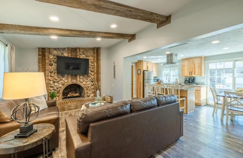 Cottonwood Heights House | Family Game Night Getaway Hot Tub and Billiards