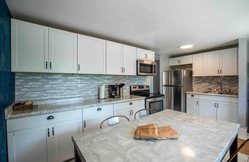 White City House | Family Getaway | Hot Tub + Trampoline + Fire Pit + Foosball