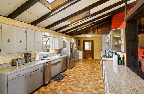 Baderville Cottage | family getaway with hot tub and game room on 2 acres