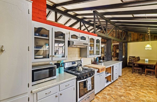 Baderville Cottage | family getaway with hot tub and game room on 2 acres