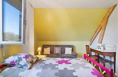 Montpon-Menesterol Bed & Breakfast | Family Guest Room L'Orée Du Bois with Pool, Terrace and Wi-Fi