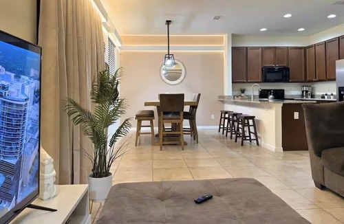 Bellavida House | Family Home 20 min Disney - 4BR - Heated Pool - BBQ